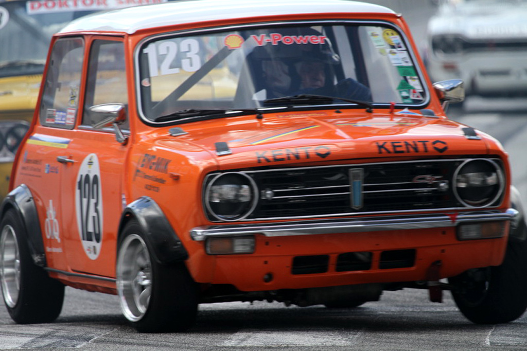 Dejlig aggressiv kørsel med en Morris Mini. Blev nummer 4.
(Foto: Motorsporten.dk)